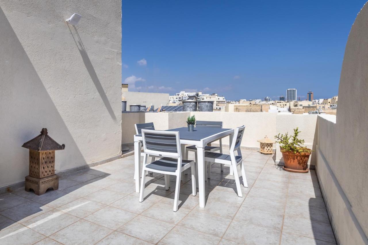 Large Terrace Penthouse Apartment *